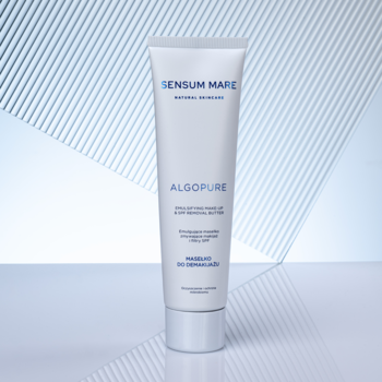 Sensum Mare Algopure masełko do demakijażu w białej tubce z niebieskim logo, widok frontalny pod kątem.