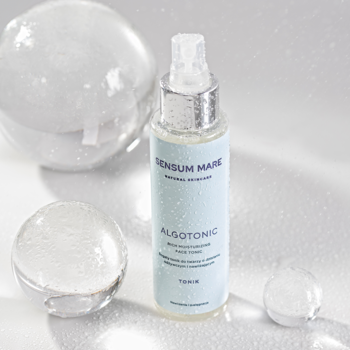 Sensum Mare Algotonic tonik nawilżający w butelce ze sprayem na białym tle z kroplami wody.