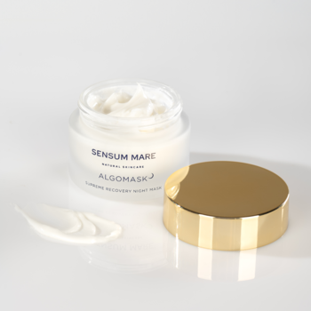 Maska nocna Sensum Mare Algomask w otwartym, matowym słoiku z białym kremem, złota nakrętka i próbka obok.