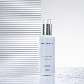 Sensum Mare Algopure emulsja do demakijażu, niebieska butelka z pompką, na białym tle z teksturą.