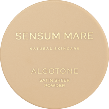 Beżowy, okrągły puder Sensum Mare Algotone Satin Sheer Powder, widok z góry z napisem w delikatnym kontraście.