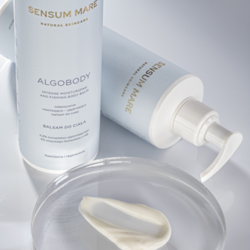 Sensum Mare Algobody, nawilżająco-ujędrniający balsam do ciała, dwie butelki, próbka kremu na szkle.