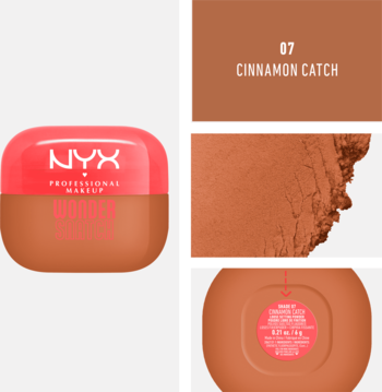 NYX Wonder Snatch Cinnamon Catch, wygładzający puder w dwukolorowym opakowaniu, z zbliżeniem na sypki produkt i swatch.