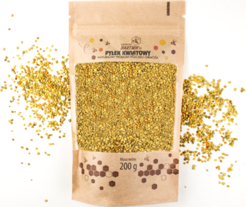 Naturalny pyłek kwiatowy w brązowej torebce kraft 200g, widok z przodu, ziarenka pyłku rozsypane na białym tle.