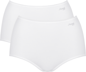 Dwie białe, bawełniane majtki Sloggi Pure Comfort Maxi z wysokim stanem, ułożone jedna na drugiej.