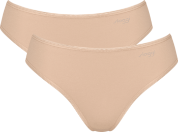 Dwa beżowe majtki Sloggi o klasycznym kroju i gładkim wykończeniu, ułożone jeden na drugim. Widok z przodu.