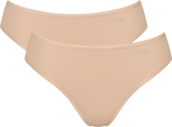 Dwie beżowe figi Sloggi Pure Comfort Tai, lekko nałożone na siebie, z widocznym logo Sloggi.