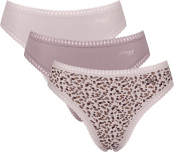 Zestaw 3 par fig damskich Sloggi: pastelowe różowe, fioletowe i w leopardzie cętki, ułożone w stos, widok z góry.