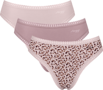 3 figi Sloggi Go Crush High Leg: jasnoróżowe, mauve i w cętki, z falbankowym wykończeniem, ułożone skośnie.