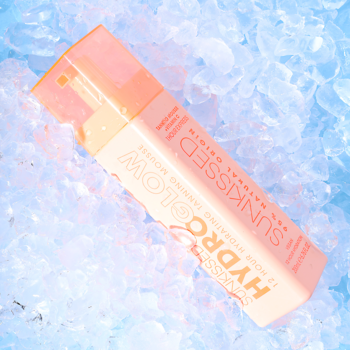 Sunkissed HydroGlow 12h mus brązujący, pomarańczowa butelka z pompką na błękitnym lodzie.