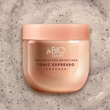 beBIO naturalny peeling do ciała Tonic Espresso w brązowym słoiku, widok z przodu, na tle kawowego peelingu.