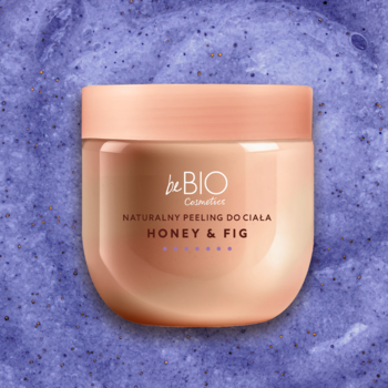 beBIO Naturalny peeling do ciała Honey & Fig w brzoskwiniowym słoiku, widok z góry na fioletowym tle z teksturą scrubu.