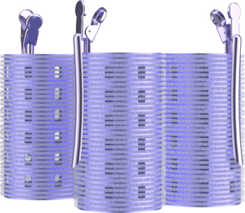 Trzy srebrne, stalowe scrubbery siatkowe z warstwową teksturą, ułożone pionowo, widok z przodu.