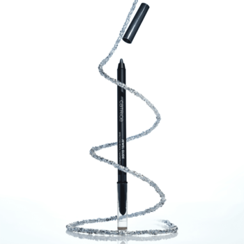 Czarna kredka do oczu Catrice, pionowo, z otwartą skuwką, opleciona srebrną, błyszczącą spiralą na białym tle.