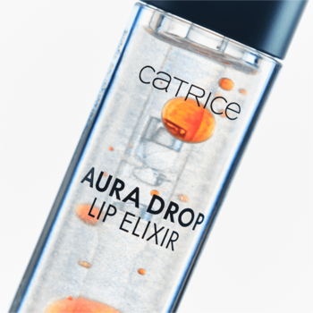 Catrice Aura Drop Lip Elixir 010 Sparkle Served, przezroczysta butelka z pomarańczowymi kropelkami, widok pod kątem.