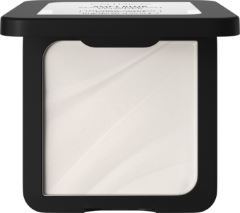 Otwarty czarny kompakt z jasnym pudrem prasowanym o delikatnej falistej teksturze. Widok z góry, część etykiety na wieczku.