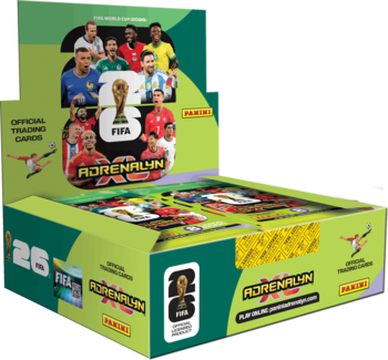 Otwarty display Panini Adrenalyn XL FIFA Official Trading Cards, zielono-czarny, z wizerunkami piłkarzy.