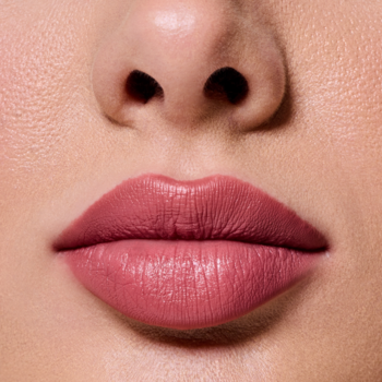 Zbliżenie na gładkie usta z matową pomadką Everybody London Velvet Matte w kolorze Ballerina. Widok z przodu.