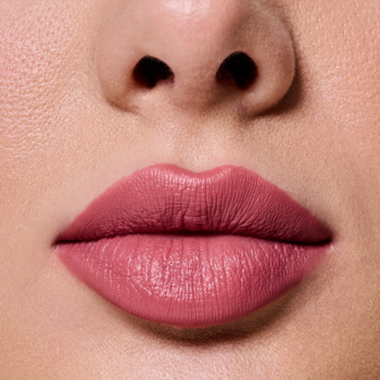 Zbliżenie na usta z pomadką Everybody London Velvet Matte Sweet Rose. Matowy efekt i gładkie, aksamitne wykończenie.