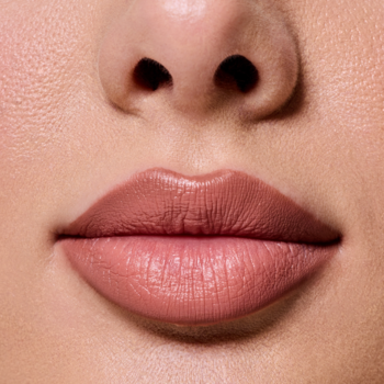Zbliżenie na usta modelki z matową konturówką Everybody London Classic Brown, idealnie podkreślony kształt.