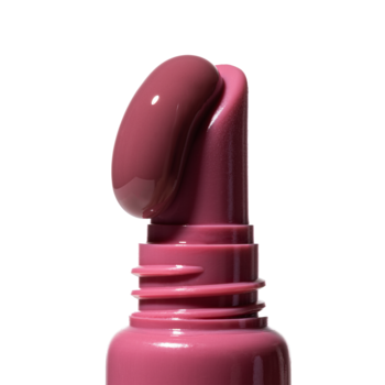 Nawilżający peptydowy tint do ust w odcieniu Crush Rosie. Zbliżenie na aplikator z błyszczącym brudnym różem.