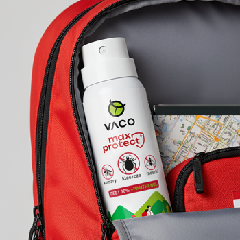 Biały repelent VACO MAX PROTECT z DEET 50% na komary, kleszcze i meszki, w otwartym czerwonym plecaku.