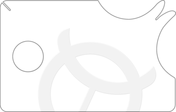 Biała etykieta w kształcie kawałka sera z okrągłym czarnym otworem i subtelnym szarym wzorem w tle, widok z góry.