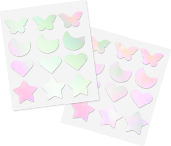 Dwa arkusze opalizujących naklejek z motylami, księżycami, sercami i gwiazdami w pastelowych odcieniach, na ciemnym tle.