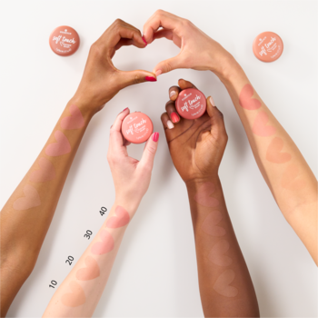 Próbki różu Essence Soft Touch w kształcie serc na ramionach o różnej karnacji. Pięć opakowań produktu.