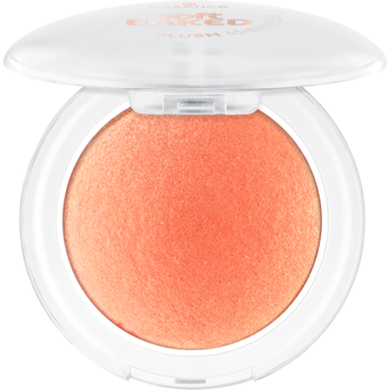 essence Baked Blush w białym, otwartym kompakcie, okrągły, brzoskwiniowo-pomarańczowy cień z perłowym wykończeniem.