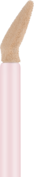 Zbliżenie różowego aplikatora do korektora z puszystą końcówką, pokrytego beżowym, płynnym produktem.