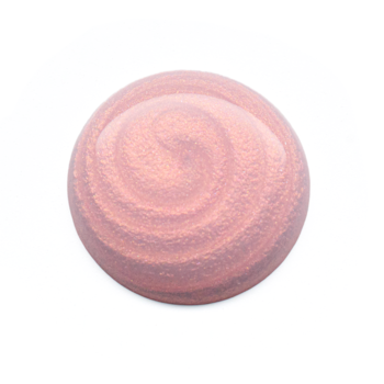 Zbliżenie na kroplę różowo-złotego rozświetlacza z perłowym połyskiem, ułożoną w dekoracyjny wzór.