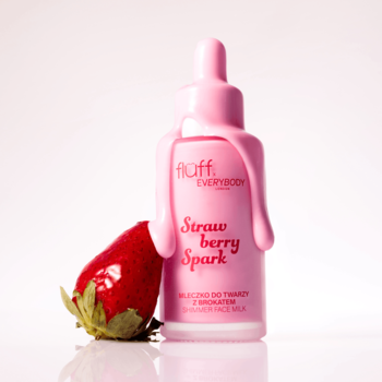 Różowe mleczko Fluff Strawberry Spark z brokatem do twarzy w butelce z zakraplaczem i kapiącą cieczą. Obok truskawka.