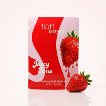 Fluff Juicy Time rozświetlająca maska do twarzy w różowo-czerwonej saszetce z truskawką, obok świeża truskawka.
