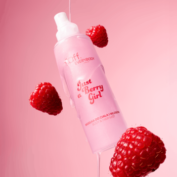 Różowa mgiełka Fluff Just a Berry Girl do ciała i włosów, otoczona malinami i kroplami cieczy, na różowym tle.