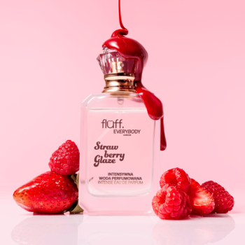 Woda perfumowana Fluff x Strawberry Glaze, butelka z czerwoną polewą, truskawki i maliny na różowym tle.