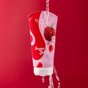 Różowo-czerwona tubka Fluff Sugar Jelly, malinowa galaretka do mycia twarzy z wodą spływającą, na czerwonym tle.