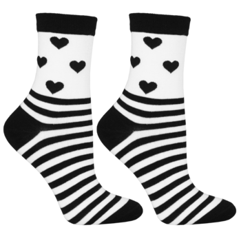 Długie damskie skarpety w czarne serca na białym tle i czarno-białe paski, ułożone lekko ukośnie.