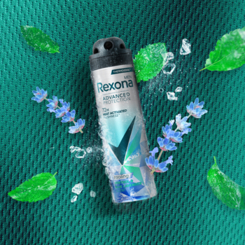 Srebrny antyperspirant Rexona Men Advanced Protection Cooling Menthol & Blue Lavender, otoczony liśćmi mięty i fioletową lawendą.