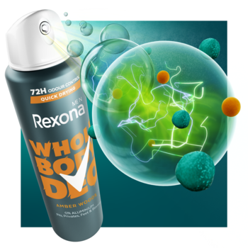 Dezodorant Rexona Men Whole Body Deo Amber Woods w sprayu, szaro-pomarańczowy, na tle dynamicznych zielonych bąbelków.