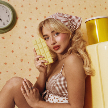 Sabrina Carpenter z żółtą czekoladą na tle retro kuchni z truskawkami. Mgiełka Sweet Tooth Lemon Pie.
