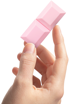 Dłoń trzymająca dwa różowe, prostokątne kawałki cukierka, symbolizujące słodycz Sweet Tooth, na ciemnym tle.