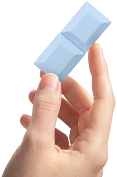 Ręka trzyma jasnoniebieski, dwuczęściowy solidny mini zapach Sabrina Carpenter Sweet Tooth Me Espresso.