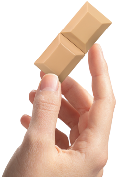 Sweet Tooth Caramel Dream, perfumy: dłoń trzyma jasnobrązowy, złamany kawałek karmelu na czarnym tle.