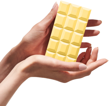 Kremowa tabliczka białej czekolady, z podziałem na kostki, trzymana w dłoniach; wizualizacja słodyczy Sweet Tooth Lemon Pie.