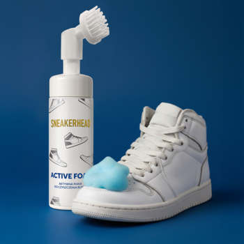 Biała butelka pianki SNEAKERHEAD ACTIVE FOAM ze szczotką do butów, czyści białego sneakersa z niebieską pianą.