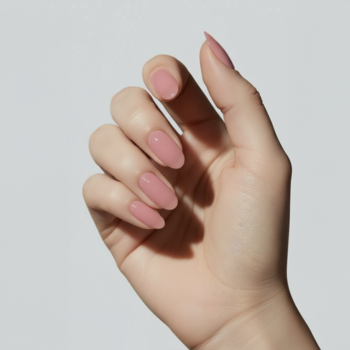 Lakier COOLNAILS Nude Rosewood 207 na paznokciach dłoni. Elegancki, naturalny efekt z wysokim połyskiem.