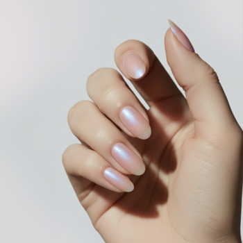 Zbliżenie na dłoń z paznokciami, lakier COOLNAILS Hologoddess 209 o iryzującym, holograficznym blasku.