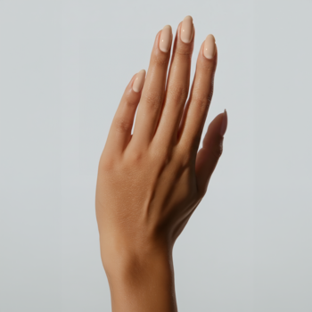Zadbana dłoń z paznokciami w beżowym lakierze COOLNAILS GLOV Silk Beige Active Pen, naturalny wygląd płytki.