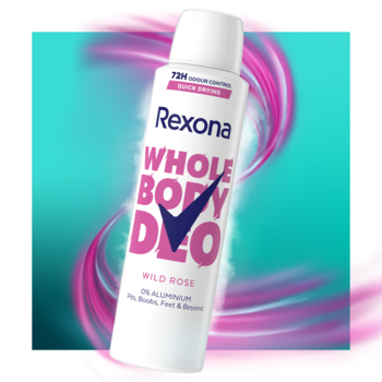 Biały dezodorant w sprayu Rexona Whole Body Deo Wild Rose, 0% aluminium, na dynamicznym różowo-turkusowym tle.
